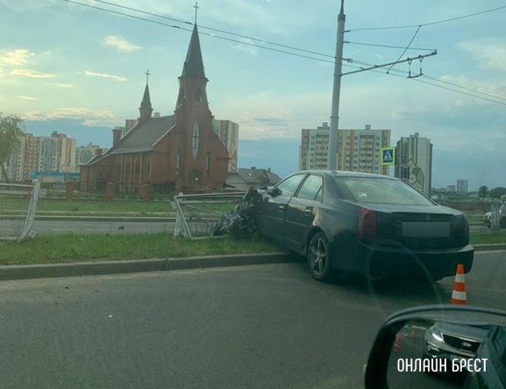 Читатель: В Бресте на Суворова водитель снёс несколько пролетов заборного ограждения