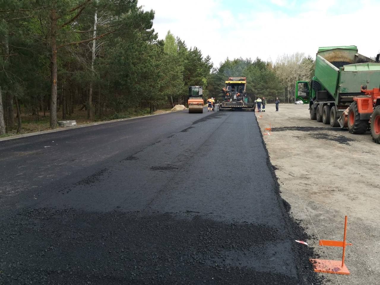 В Бресте в зоне отдыха Красный двор идет укладка асфальта