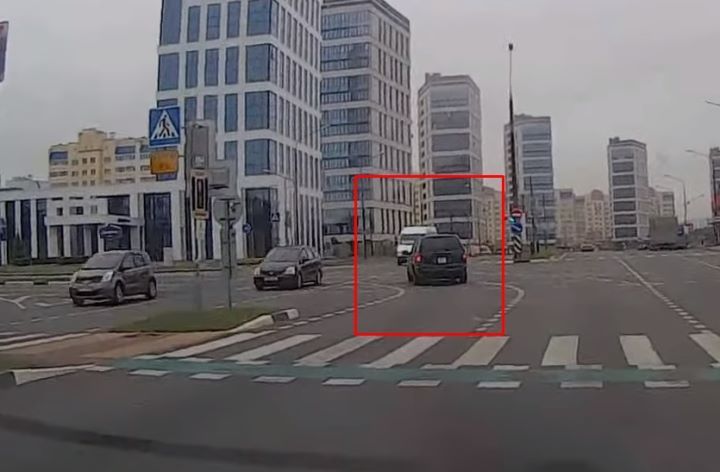 Опасная ситуация в Бресте на перекрёстке.