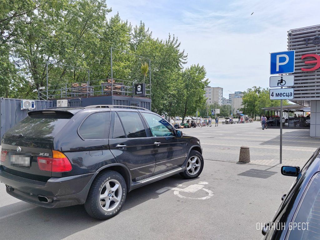 Читатель. Так паркуются в Бресте