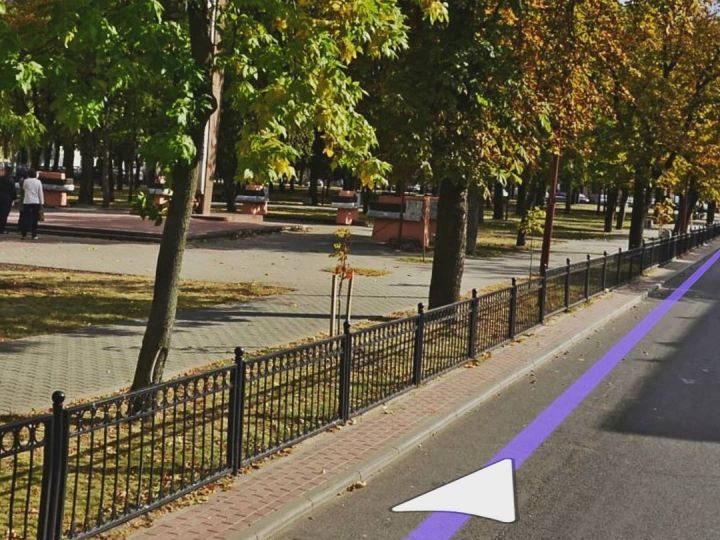 В сквере на площади Свободы когда-то был заборчик, который отлично защищал дорогу от внезапного появления детей на ней