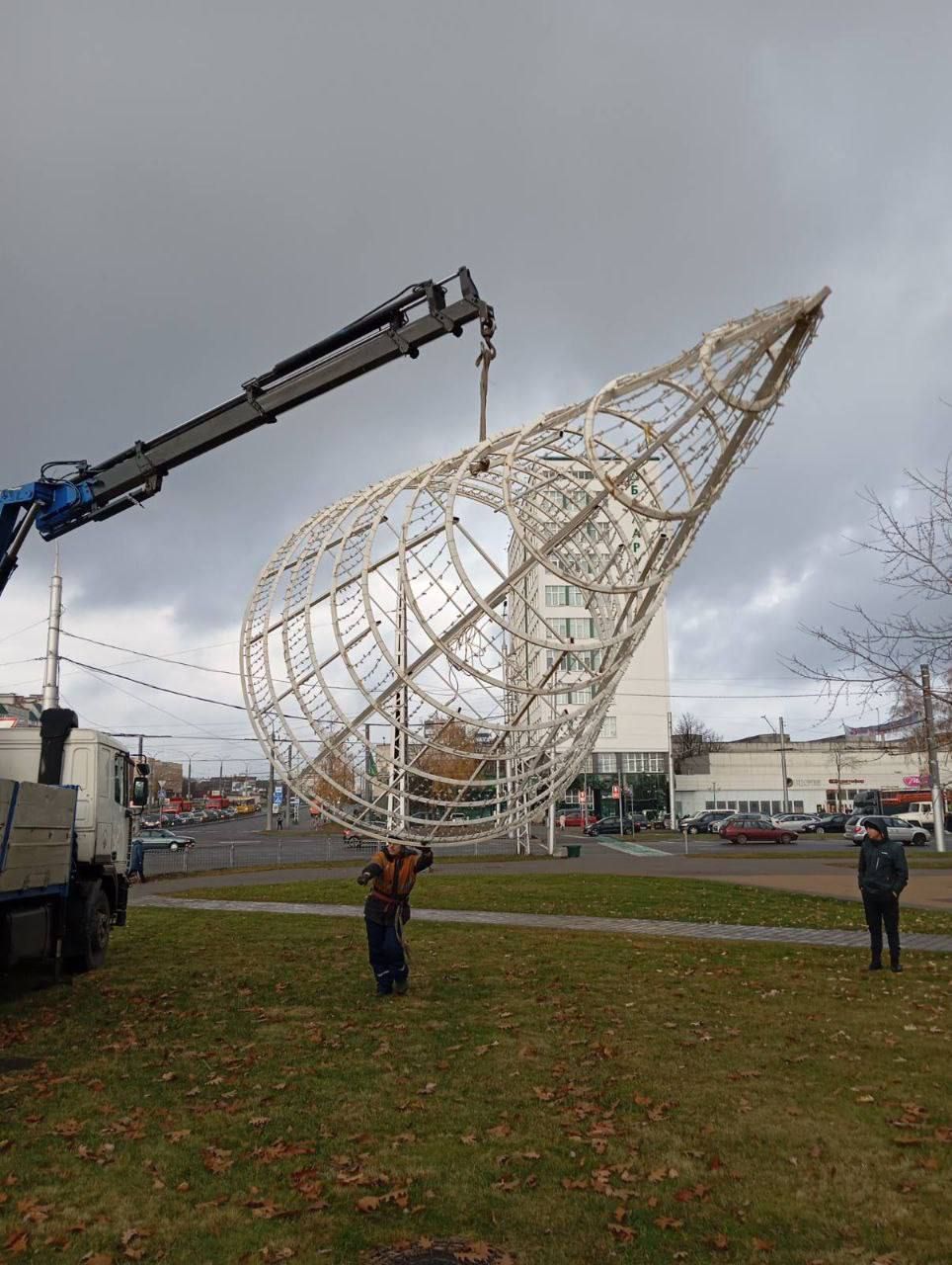 Специалисты Брестского ДЭП выполняют монтаж новогодней иллюминации в районе улицы Московская