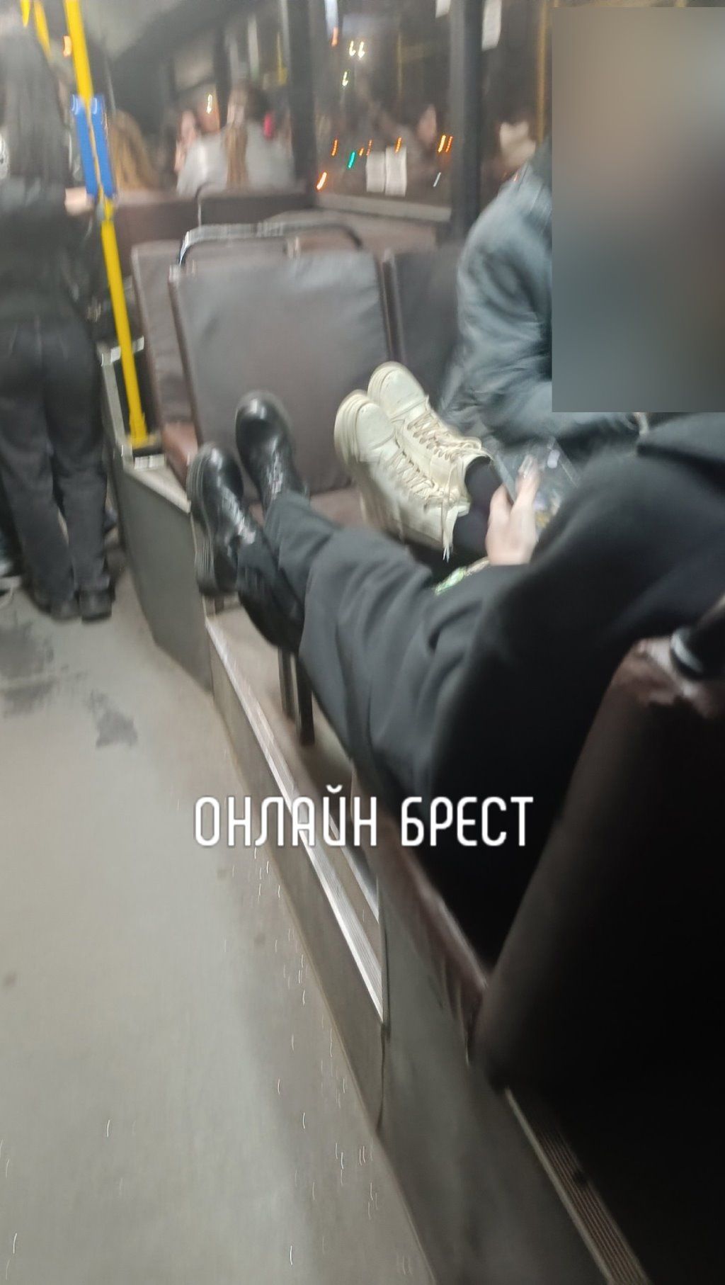 Читатель: Вот так в наше время ездят в автобусе