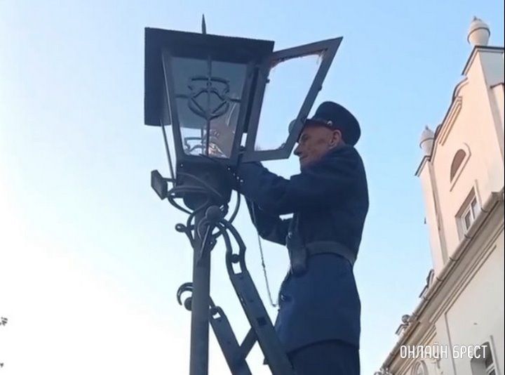 Читатель: Сегодня не мало людей собралось посмотреть за тем, как брестский фонарщик зажигает фонари