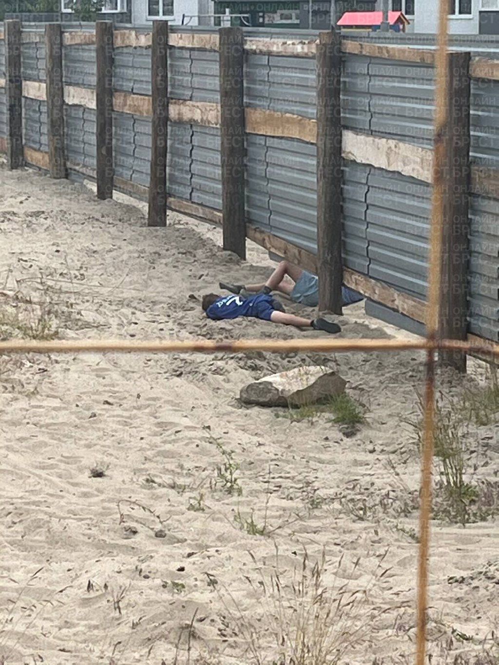 Читатель: Куда смотрят родители? Дети лезут на стройплощадку. Брест, ул. Екельчика