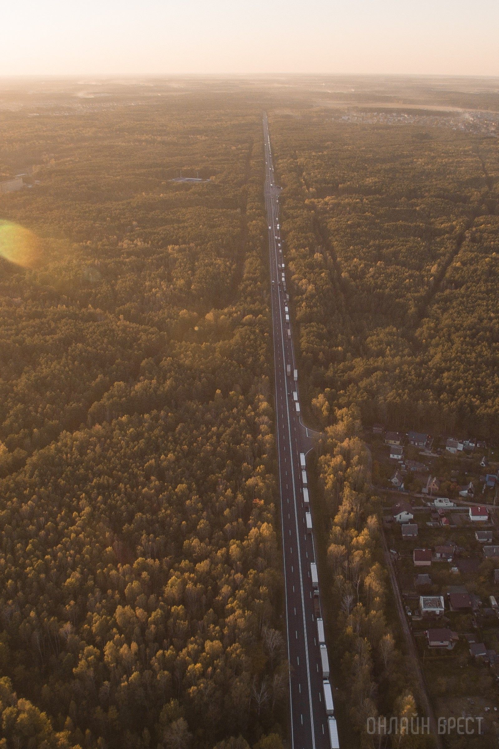 Читатель: Вот так выглядит очередь из фур под Брестом с большой высоты