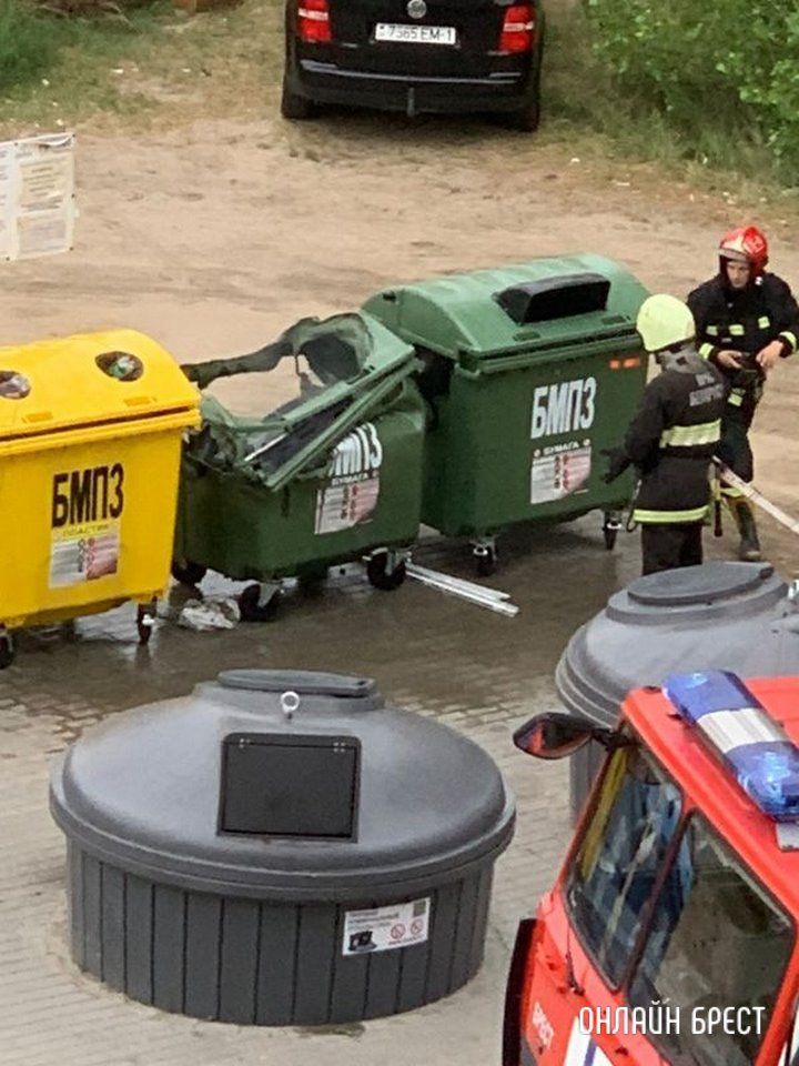 Читатель: Вчера в Бресте на Рябиновой горел мусорный контейнер. Смотрите фото, что с ним стало