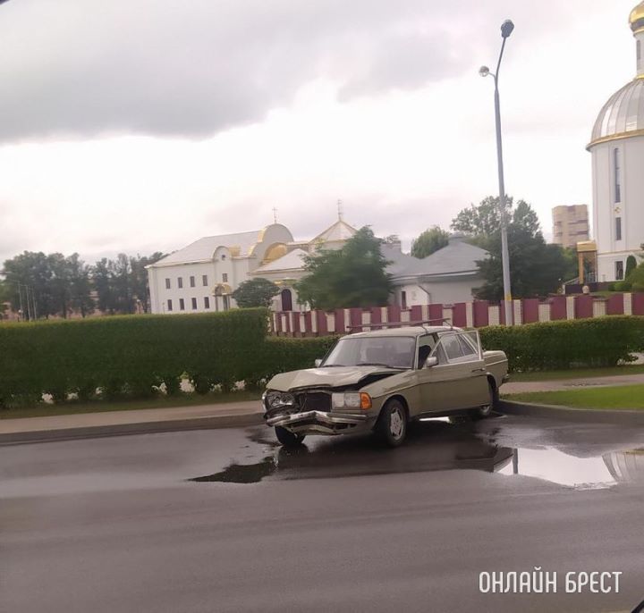В Бресте на проспекте Республики «Мерседес» попал в ДТП