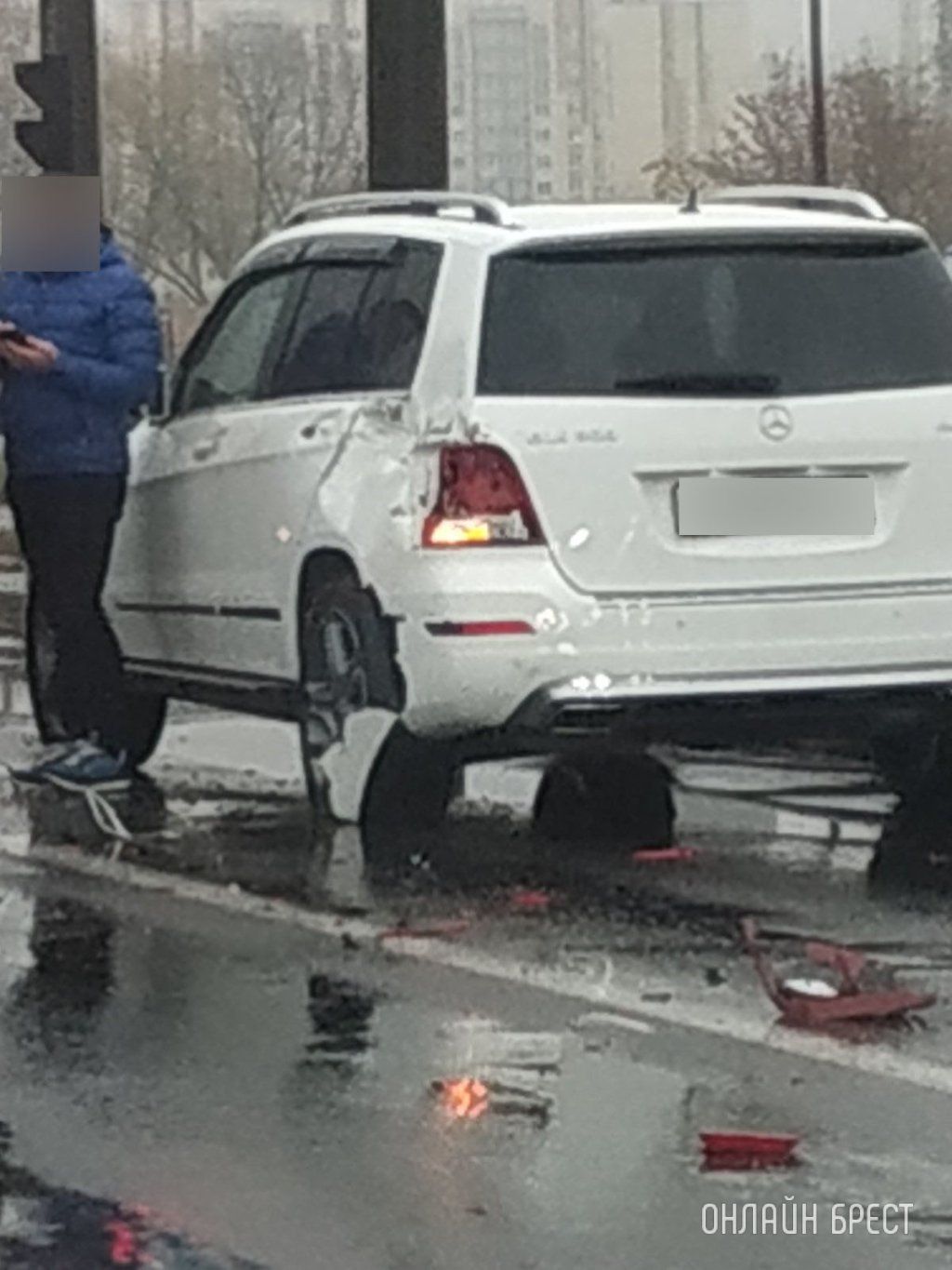 Очевидец: Сегодня утром «Мерседес» попал в ДТП в Бресте на Окт. Революции