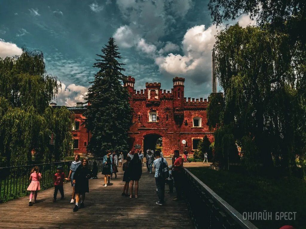 Читатель: Прогулялся по Брестской крепости и сделал немного красивых фотографий