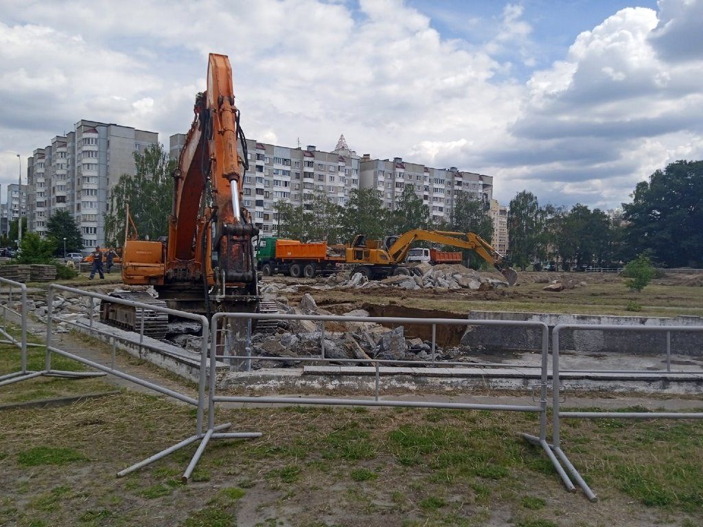 Брестчанка: разбирают бассейн детского городка возле ФОКа. В историю уходит целая эпоха