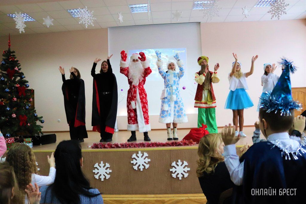 Читатель: «Приключения у новогодней ёлки» в средней школе № 28 г. Бреста