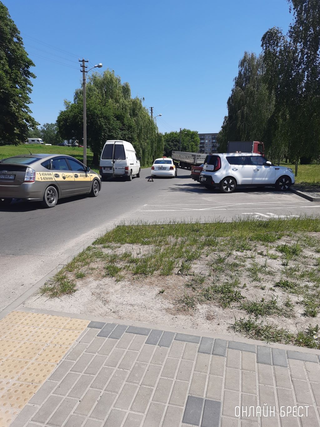 В Бресте на Набережной такси попало в ДТП