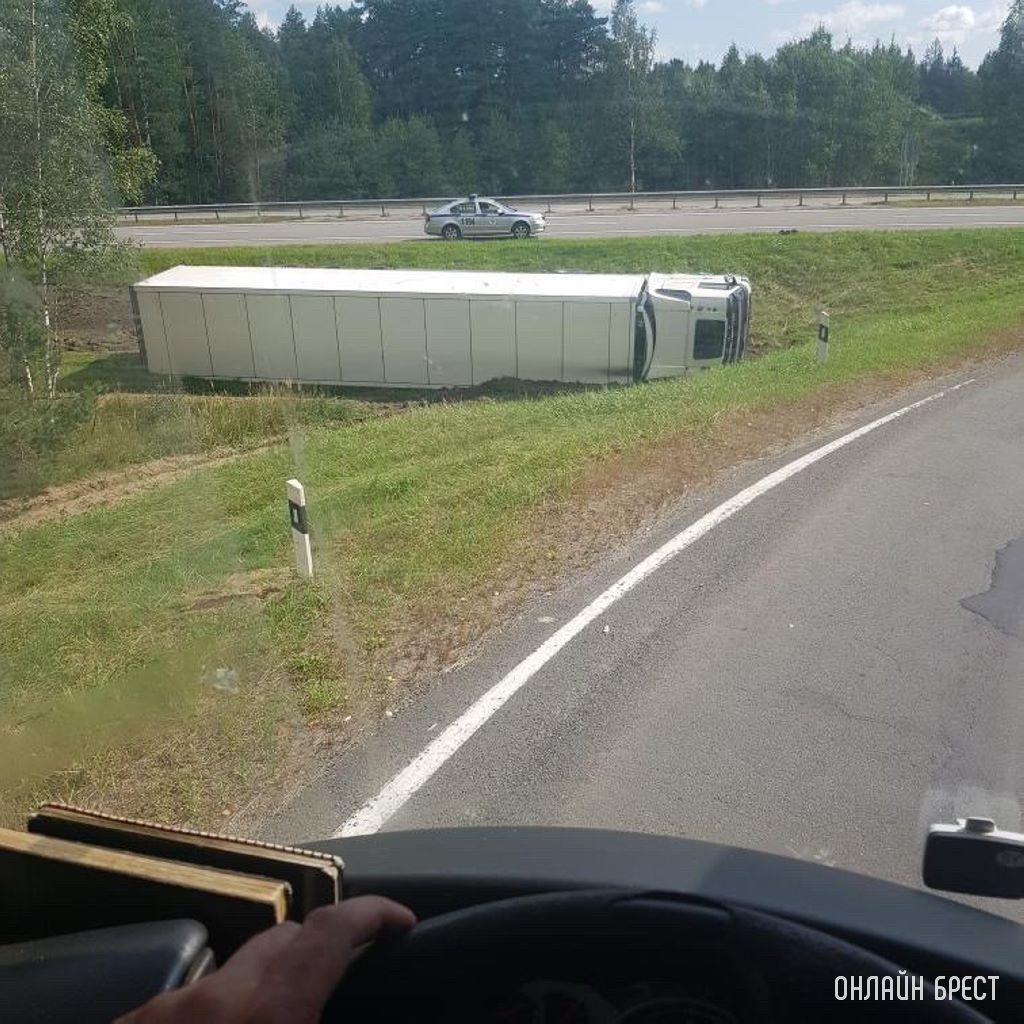 На трассе М1 (177 км) перевернулась фура