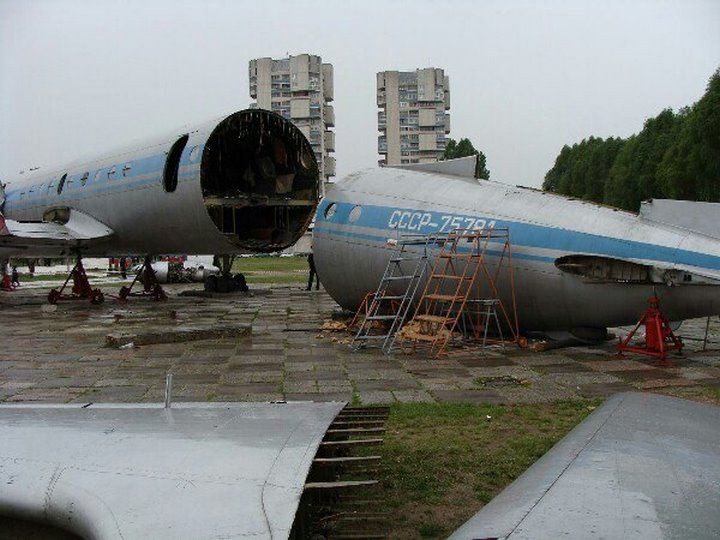 Читатель: Демонтаж самолёта на Востоке в Бресте, 2009 год