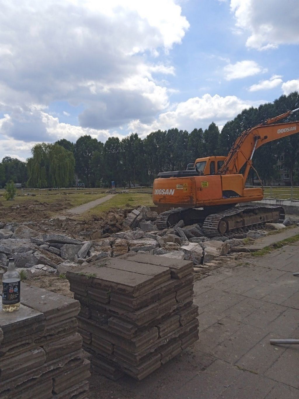 Брестчанка: разбирают бассейн детского городка возле ФОКа. В историю уходит целая эпоха