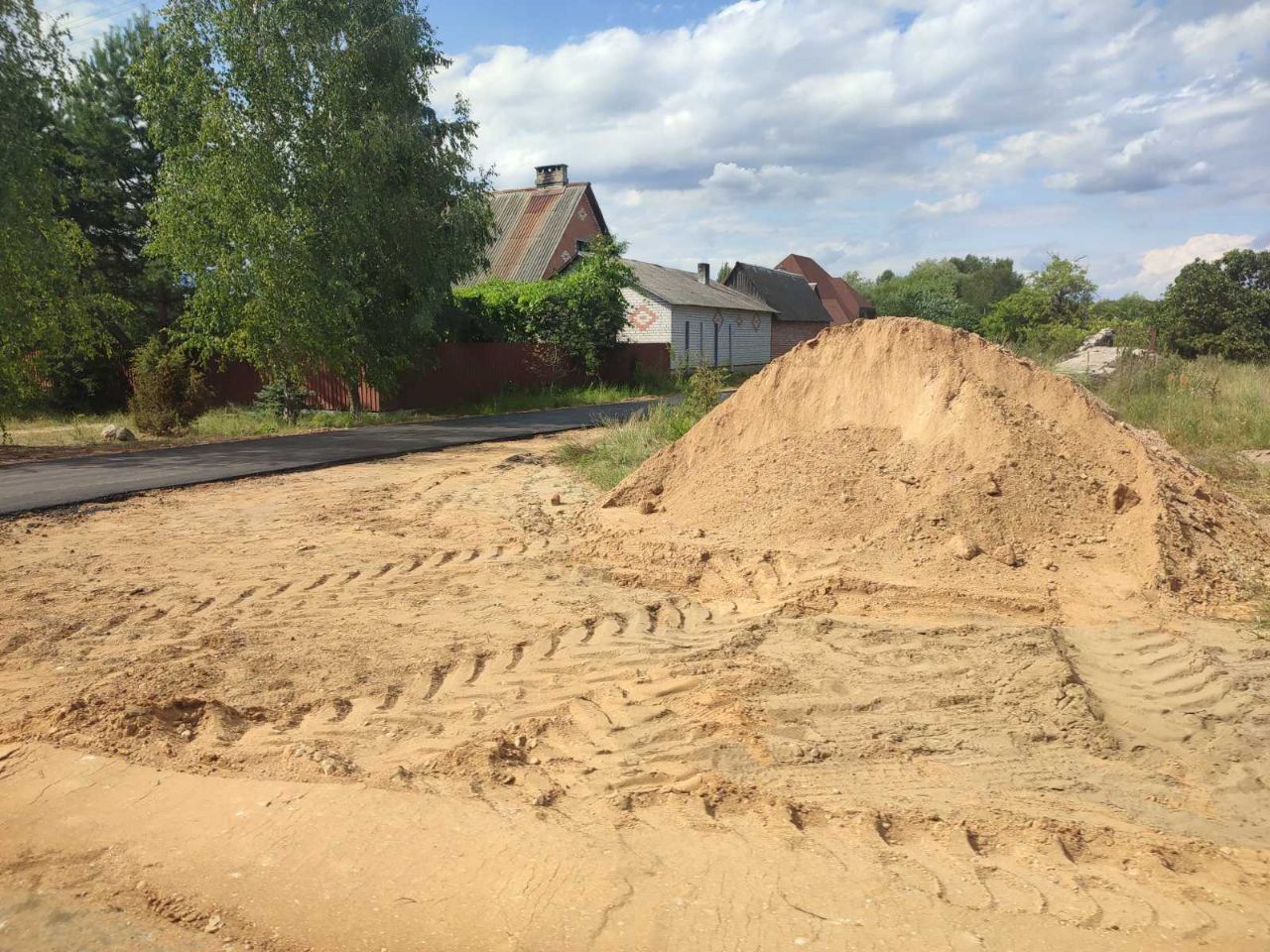 Прибужье приводит в порядок дороги. В деревне Гули укладывают асфальтное покрытие. Часть работ уже выполнена