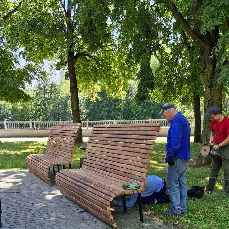 На набережной специалисты КУП «Брестское спецпредприятие» ко Дню города производят установку обновленных скамеек