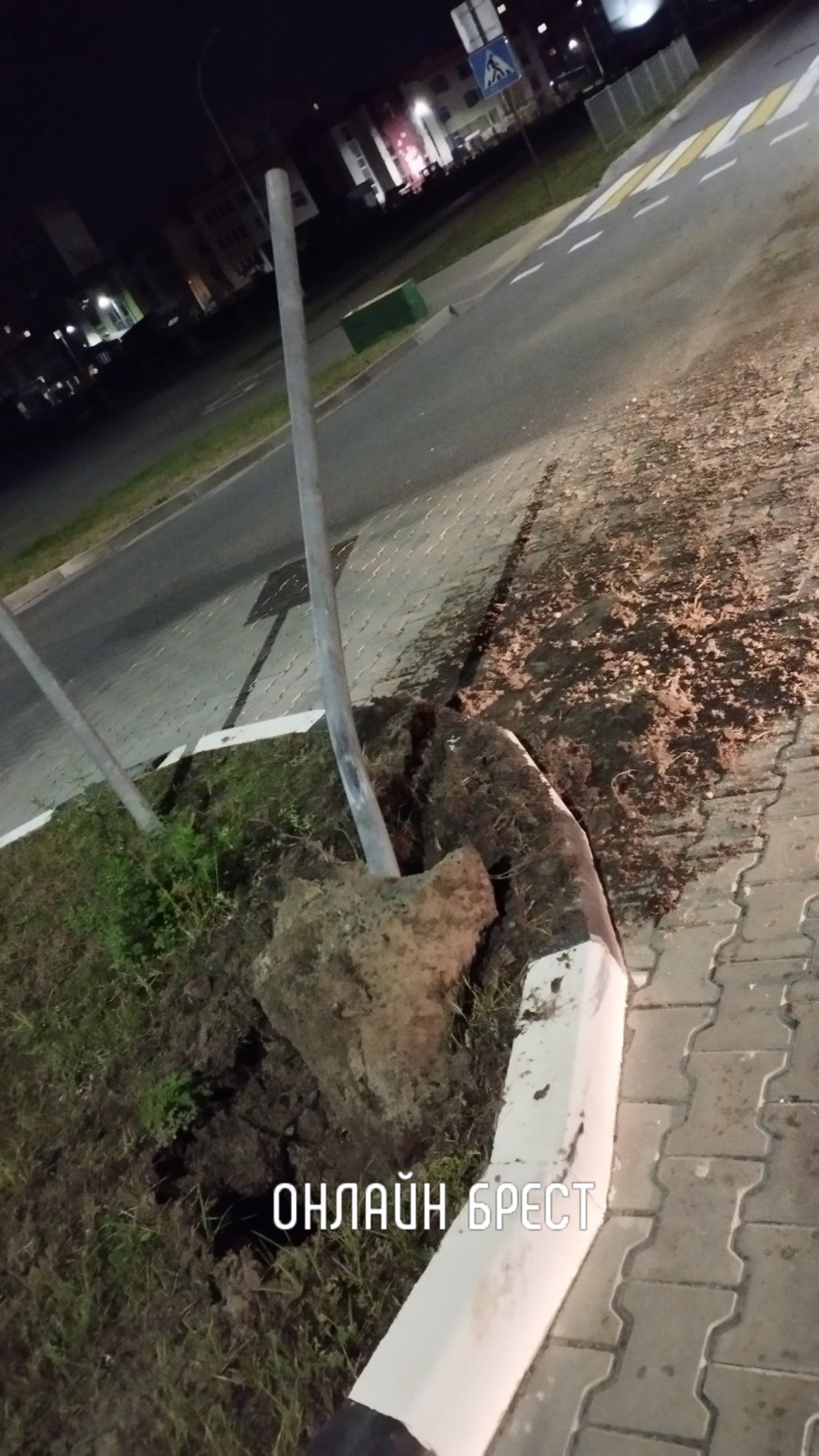 Очевидец:  ДТП на ул.Екельчика в Бресте. Снесён дорожный знак на кольце