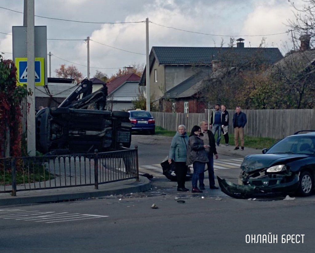Читатель: В Бресте на Граевке произошло жесткое ДТП. Одна машина лежит на боку