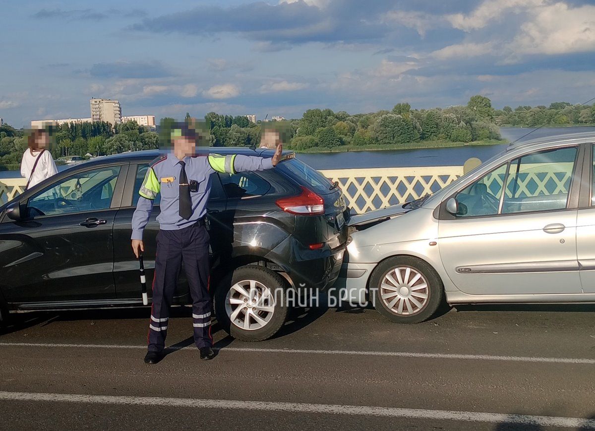 Читатель: Несколько машин столкнулись в Бресте на мосту через Мухавец по бульвару Шевченко