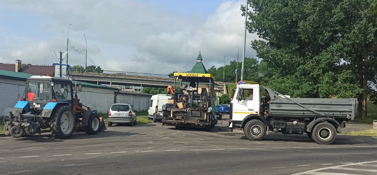 Специалисты КУП «Брестское ДЭП» выполнили асфальтирование крайней правой полосы путепровода по улице Ленина в Бресте