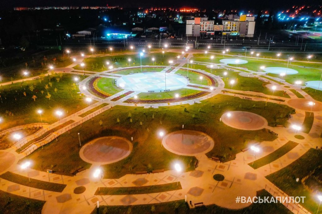 Посмотрите, как красиво освещается парк 1000-летия Бреста