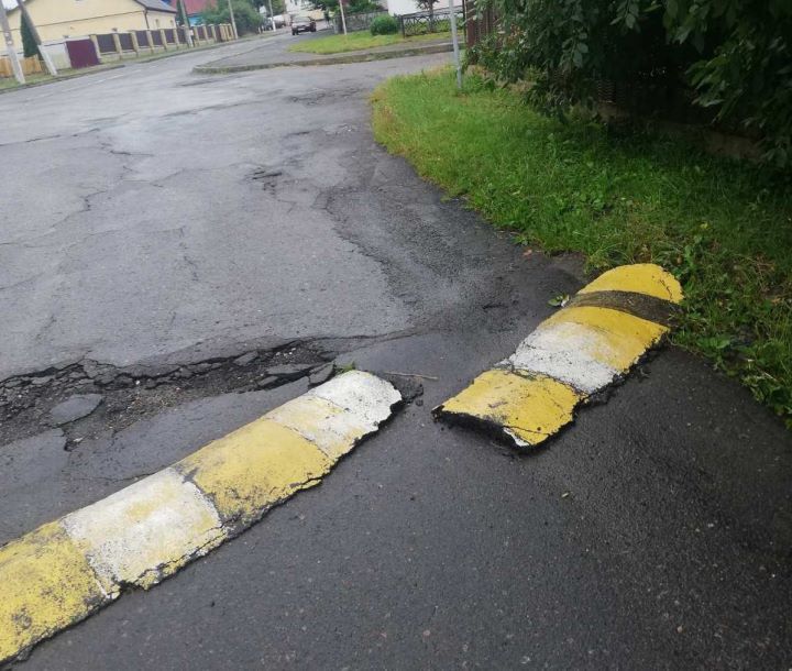 В Каменце дождём смыло «лежачего полицейского»