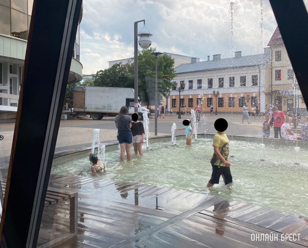 Дети снова купаются в фонтане на Советской в Бресте. Прямо под знаком, что купание запрещено