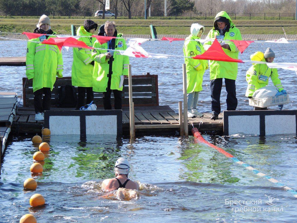 В Бресте начались соревнования по зимнему плаванию