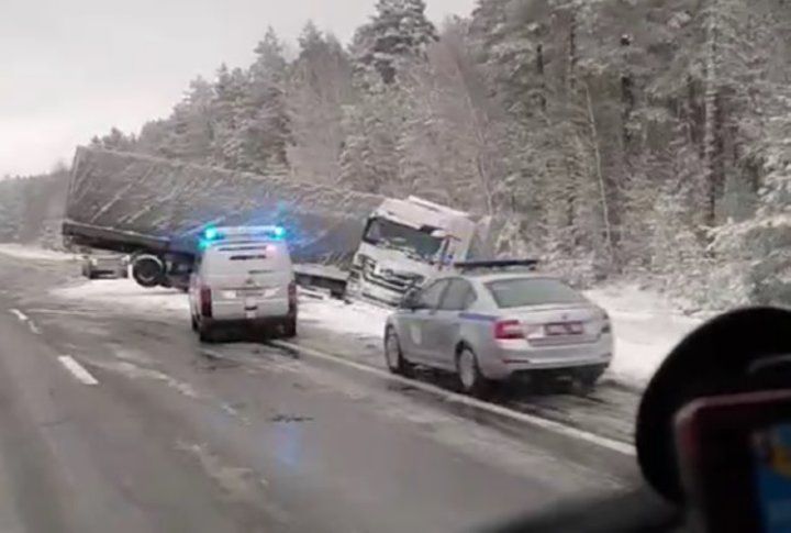 Очевидец: В Брестской области на М1 фура вылетела в кювет