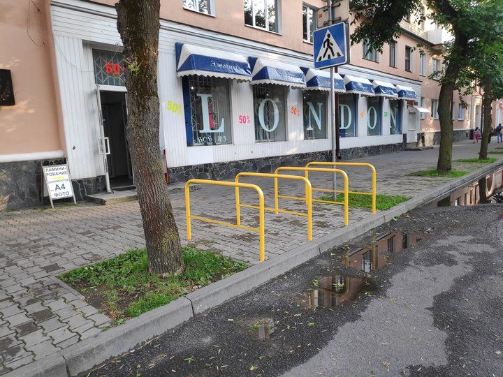 Хорошая велопарковка в Бресте около ост. МОПРа