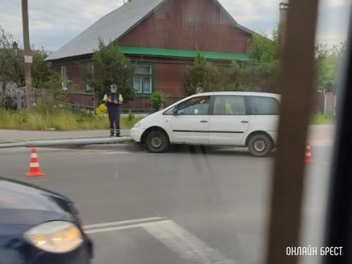 В Бресте на ул.Матросова водитель снес осветительную опору