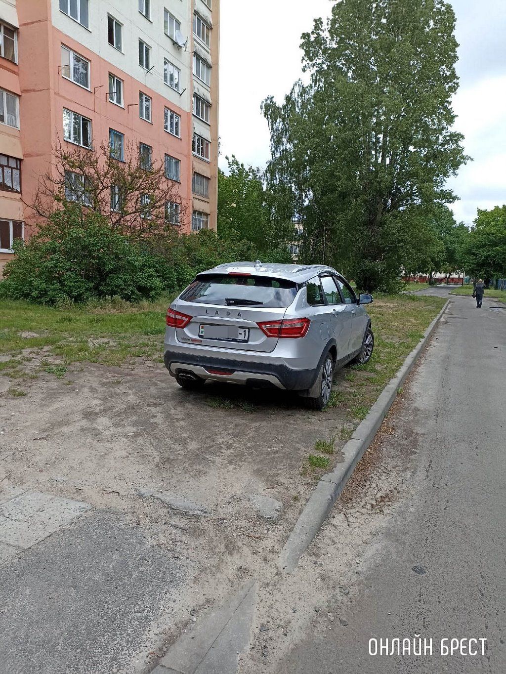 Читатель: На зелёной зоне... Так в Бресте водители паркуют свои автомобили