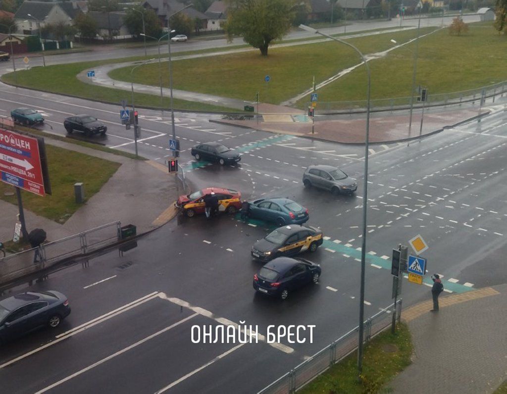Очевидец: На ул. Брестских Дивизий произошло ДТП с участием такси