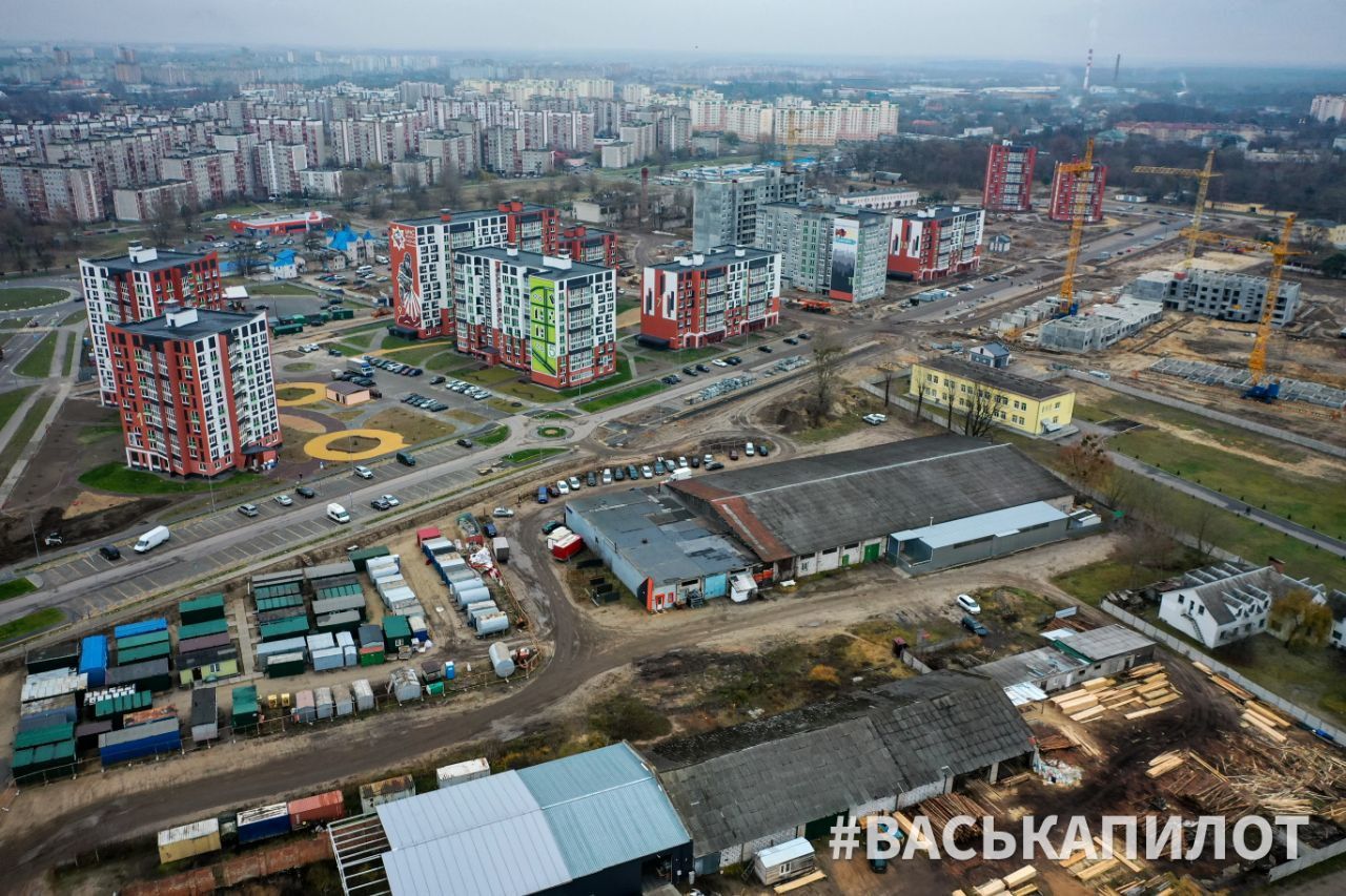 Показывает с высоты строительство большого микрорайона в южной части Бреста