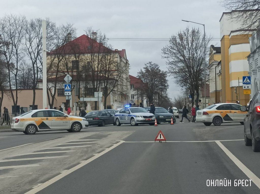 Очевидец: На Орджоникидзе в Бресте произошло ДТП с участием такси