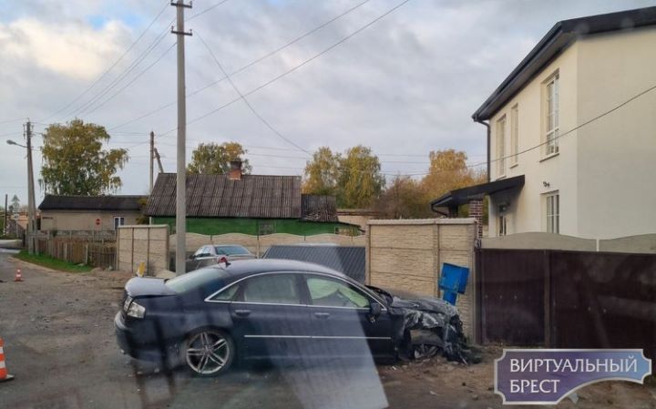 Стали известны подробности ДТП на Шевченко в Бресте, где автомобиль въехал в забор