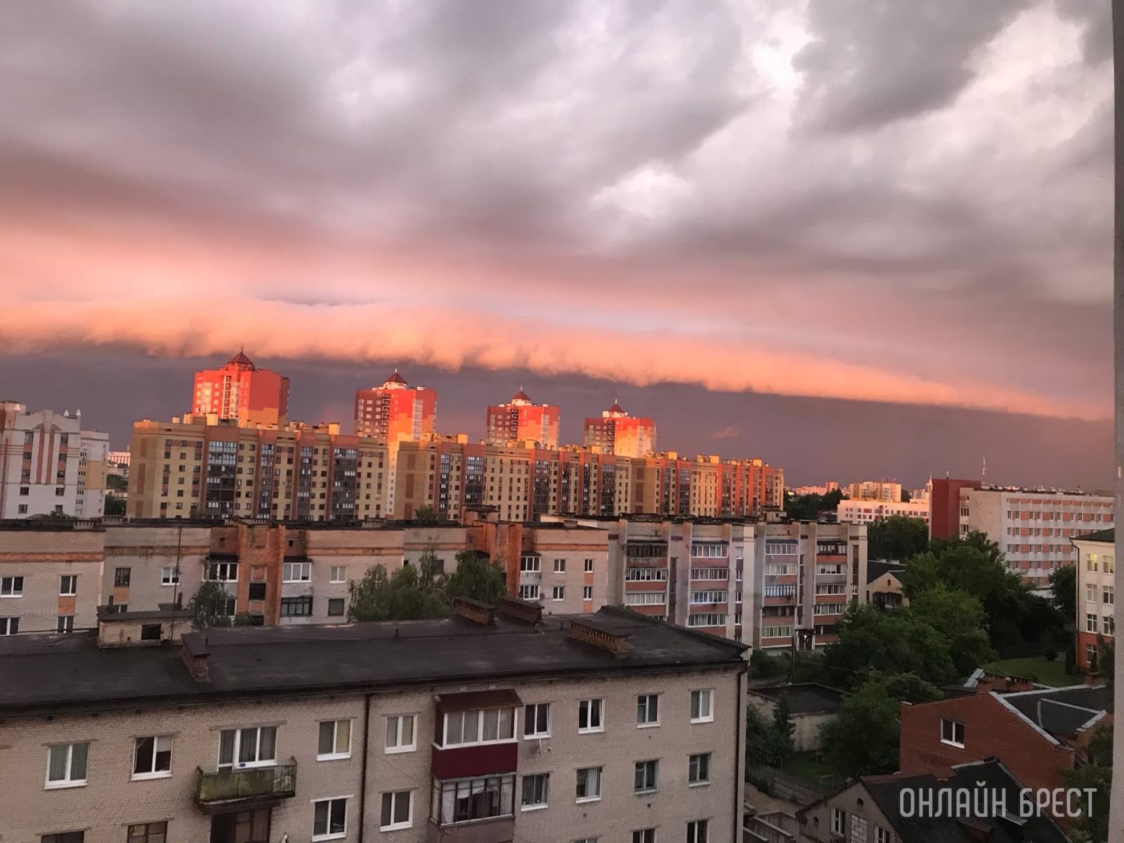 Вчерашнее небо над Брестом. Фотографии прислали читатели