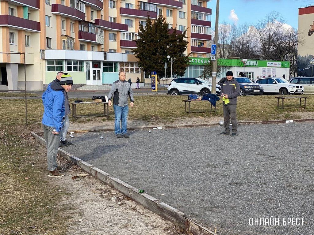 Читатель: Игра в петанк на Набережной Бреста