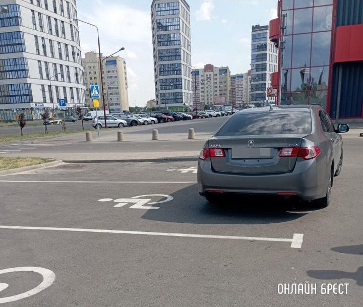 Читатель: «Гениально!» Новый уровень парковки в Бресте