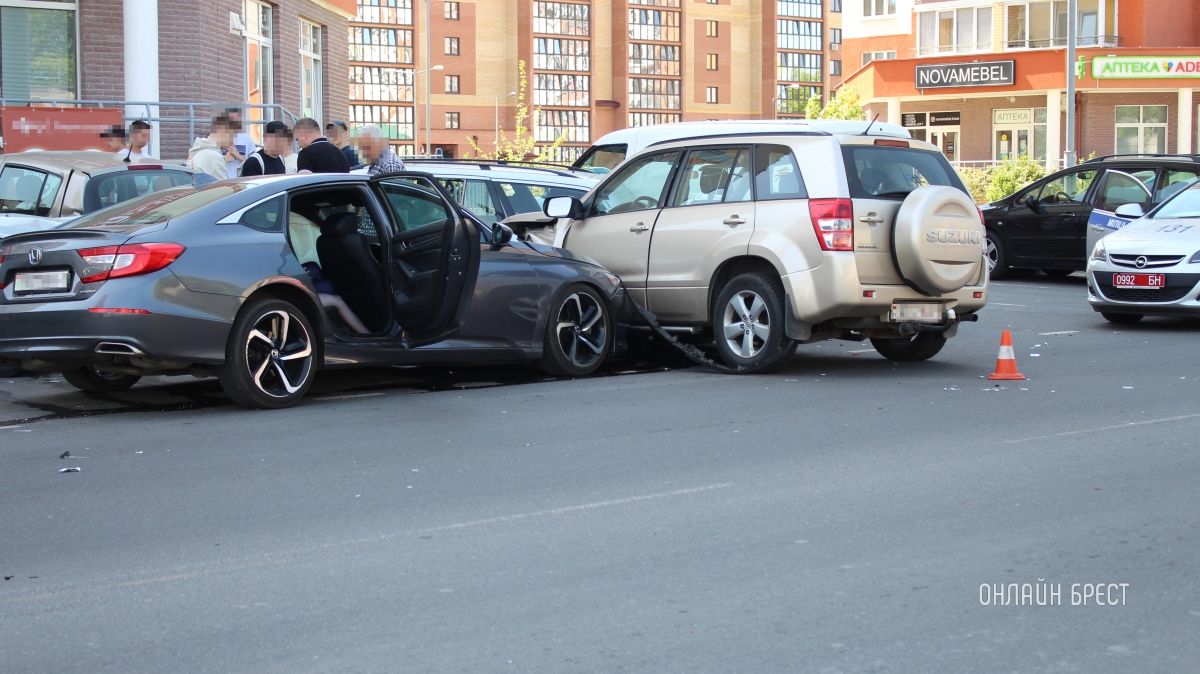 Читатель: Фото с места серьёзной аварии, которая произошла сегодня на Гоголя в Бресте