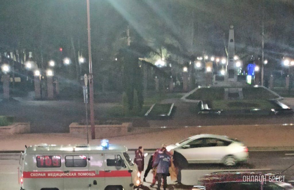 Читатель: В Бресте на Ленина что-то произошло. На проезжей части, посреди двойной сплошной, лежал человек, возможно его сбили