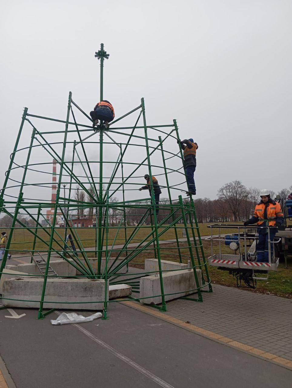 В Бресте на набережной монтируют ещё одну ёлку