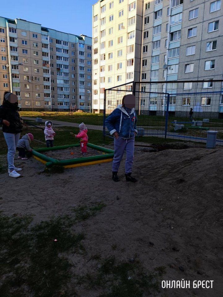 Читатель: Выкопали ямы на нашей алее рядом с песочницей. Вчера туда упал ребёнок