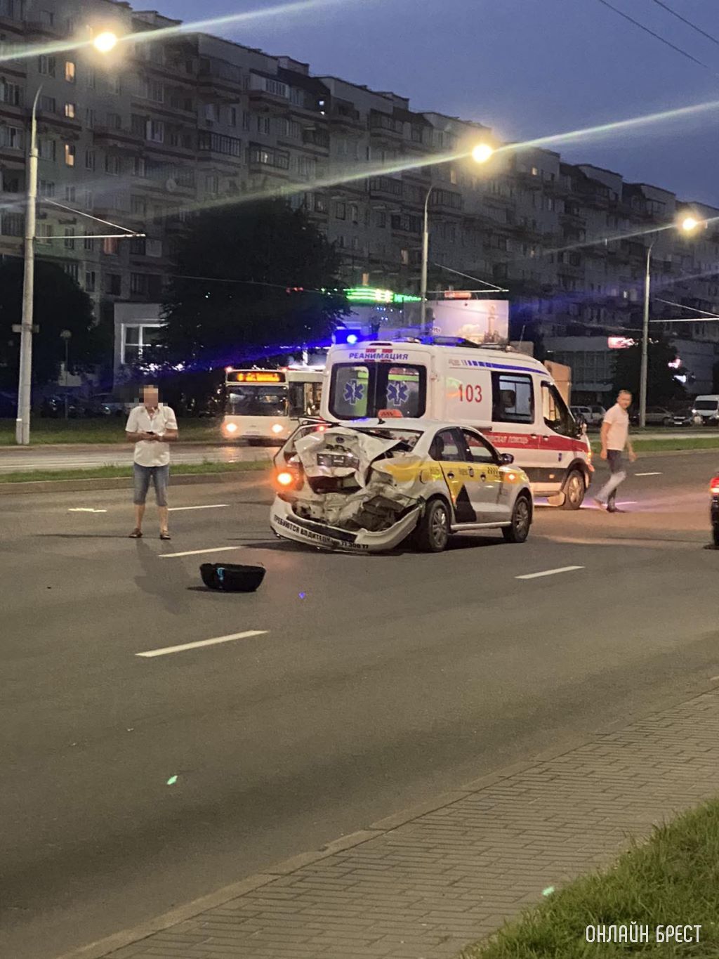 В Бресте на Московской произошло серьёзное ДТП с участием такси и мотоцикла