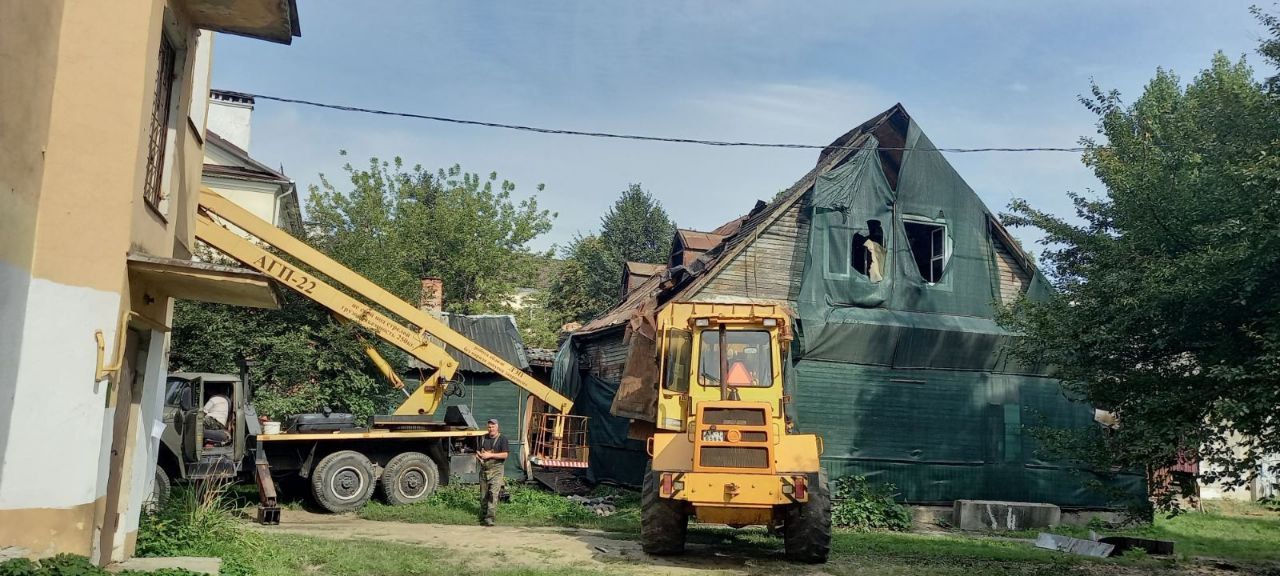 На Комсомольской в Бресте начали демонтировать старые деревянные постройки