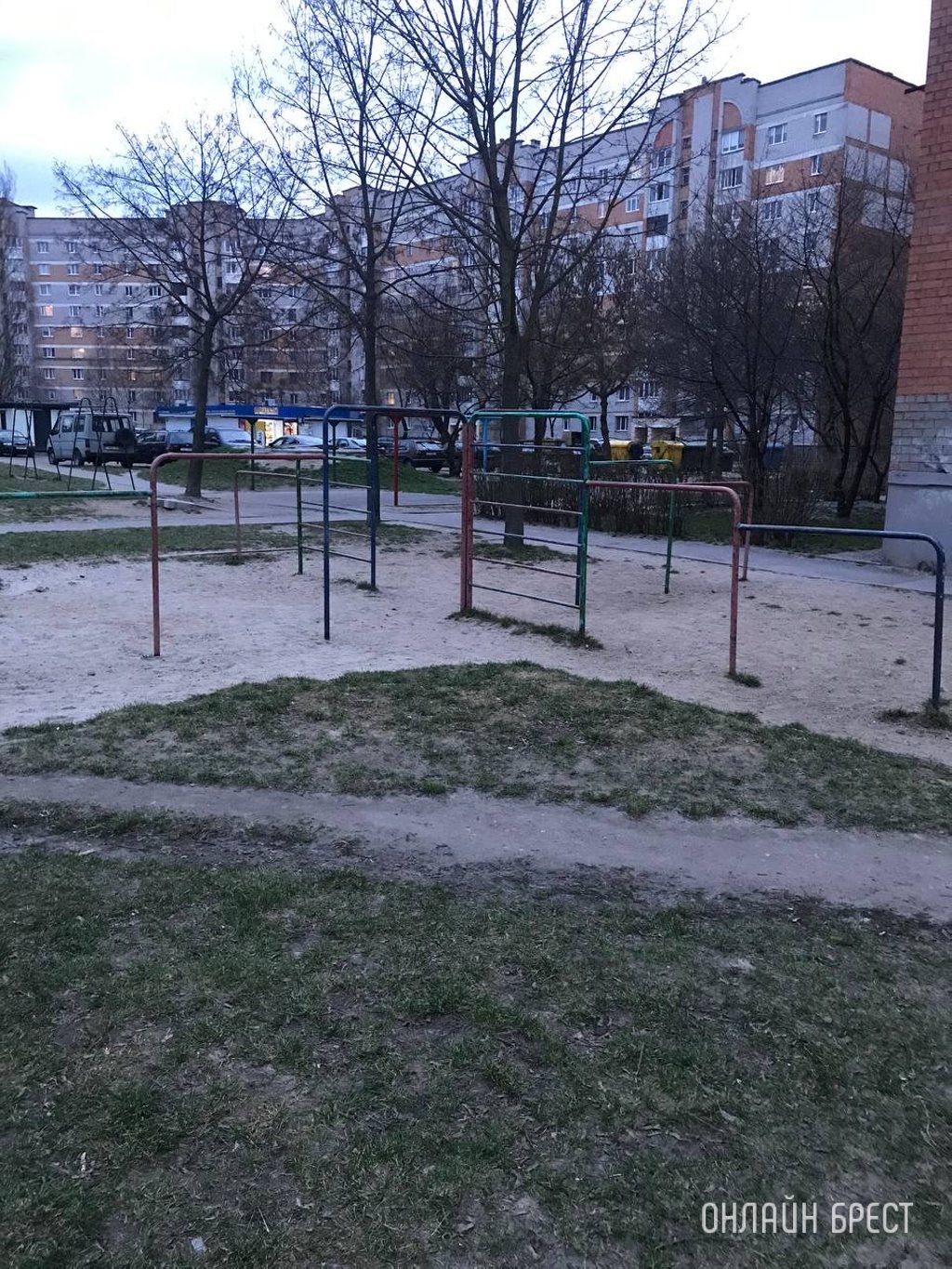 Читатель: Проживаю в Бресте на ул. Суворова, 96/2. У нас во дворе много деток разного возраста , но площадка около нас вот в таком состоянии