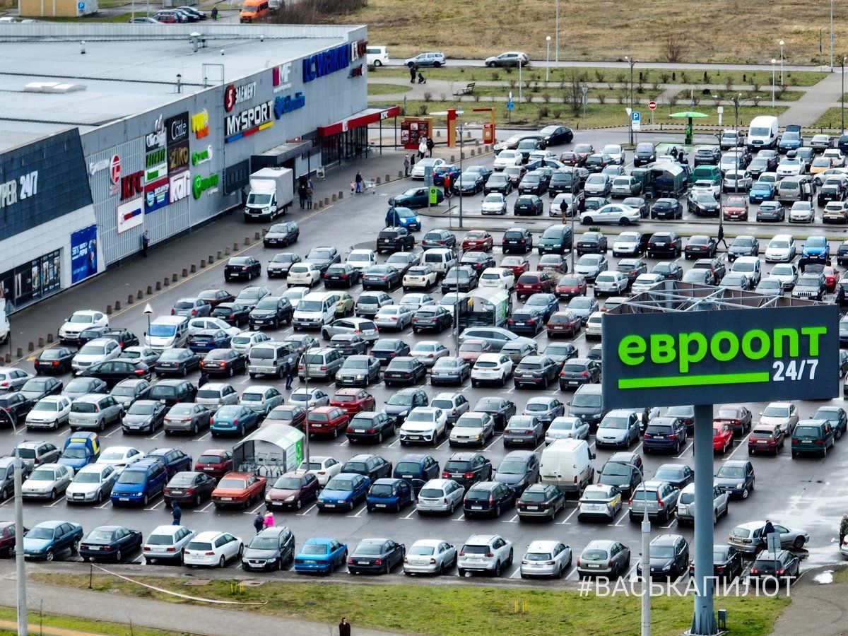 Почти все места возле магазинов заняты. Парковки Бреста перед Новым годом