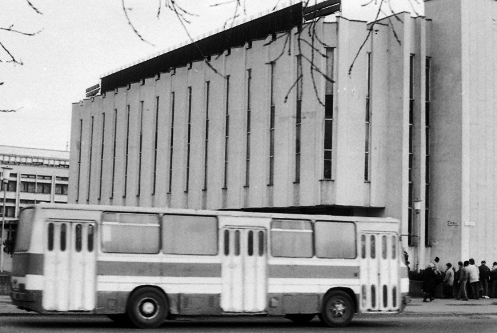 Посмотрите на старые фотографии ЦУМа в Бресте. На одной из фотографий можно увидеть, как он строился